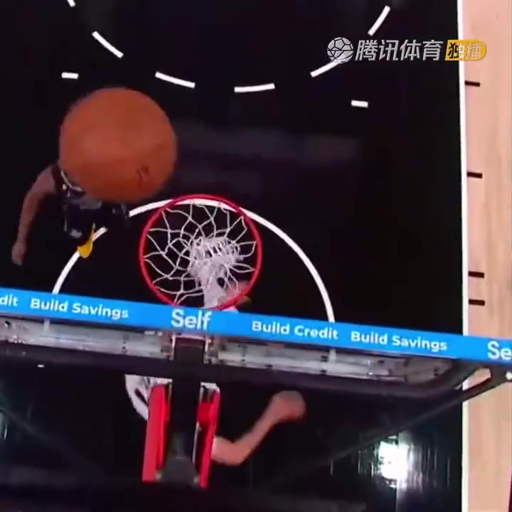 罕見一幕！努爾基奇拋投 球神奇停在籃板上沿 看呆凱爾登?。ㄅ瑺柣婕\）