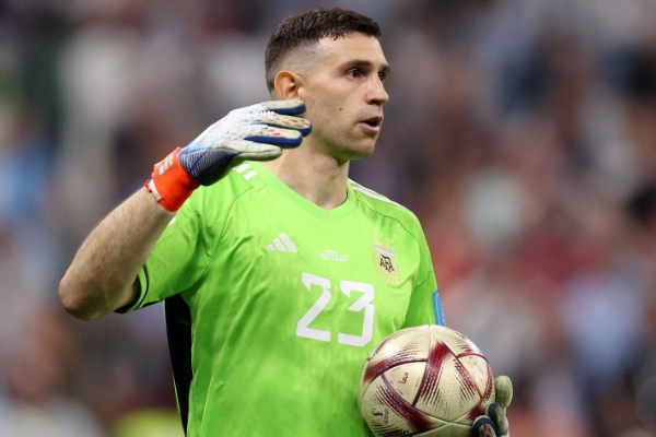 莫佩調(diào)侃撞傷萊諾成就大馬丁：“難道他不應(yīng)該對我心存感激嗎？”